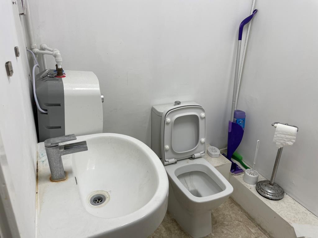 Lot: 105 - MIXED-USE PART POSSESSION PROPERTY IN BUSY THOROUGHFARE - Cloakroom with WC